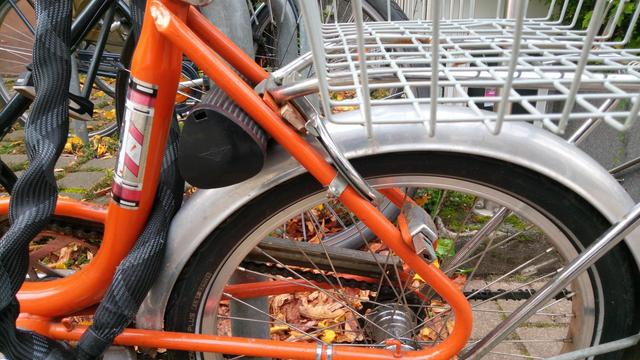 Speichenschloß der frühen Art und Werkzeugbox in schwarzem Kunststoff