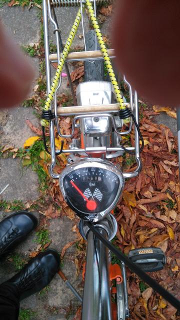 Fahrradtachometer der frühen Art. Rote Geschwindigkeitsnadel, Geschwindigkeitsskala bis 70 km/h und Gesamtkilometeranzeige