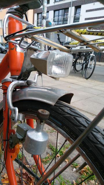 Seitenläuferdynamo und Fahrradleuchte aus den 70er Jahren