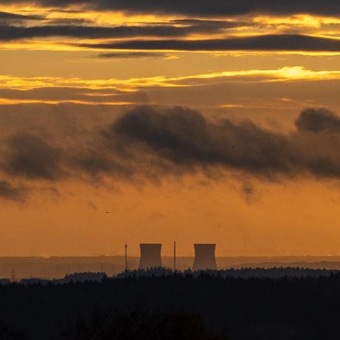Bild am Morgen, am Horizont im schön orange-braunen Morgenlicht die zwei Kühltürme des Kernkraftwerk Gundremmingen. Sie werden zum Mittag gesprengt.