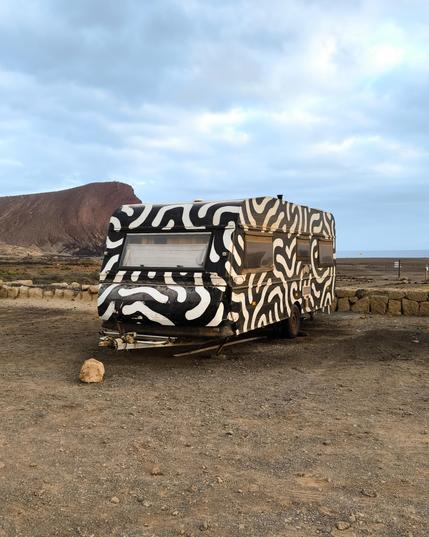 Caravana pintada como una cebra en la playa de La Tejita en Tenerife