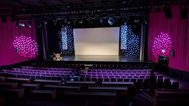 Innenansicht des Landauer Universum Theaters mit dem La.Meko Maskottchen auf der Bühne