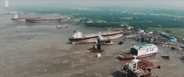 navires à désamianter si nombreux doivent attendre dans l'eau bord des plages au point d'atteindre corrosion/morcellement maritime = amiante dans les océans.