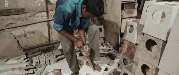 fabrication artisanale des fours en amiante pour la population pauvre.