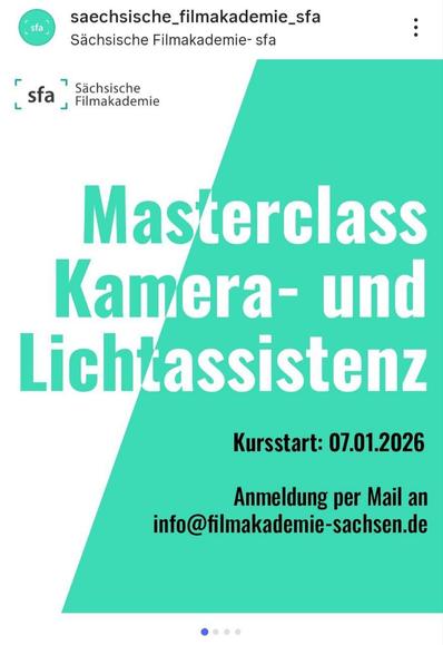 Ein Instagram-Beitrag, der eine Ankündigung für einen Kurs darstellt. Der Hintergrund ist weiß und wird diagonal von einem großen helltürkisen Block durchzogen, der von oben rechts nach unten links läuft. Innerhalb dieses Blocks steht in großen, weißen Buchstaben "Masterclass Kamera- und Lichtassistenz". Rechts im unteren Bereich des türkisen Blocks steht in schwarzer Schrift "Kursstart: 07.01.2026". Darunter steht ebenfalls in schwarz "Anmeldung per Mail an info@filmakademie-sachsen.de". Oben links ist das Profilbild und der Name der "Sächsische Filmakademie-sfa" zu sehen. Links oben im weißen Bereich ist das quadratische Logo der "Sächsische Filmakademie" abgebildet.