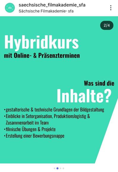 Ein Instagram-Beitrag, der die zweite Folie in einem Karussell darstellt. Der Hintergrund ist weiß und wird diagonal von einem großen helltürkisen Block durchzogen, der von oben rechts nach unten links läuft. Oben steht in großer, weißer Schrift "Hybridkurs" und darunter in kleinerer schwarzer Schrift "mit Online- & Präsenzterminen". Rechts im unteren weißen Bereich steht die Frage "Was sind die Inhalte?" in schwarzer Schrift, wobei das Wort "Inhalte?" in großen, türkisen Buchstaben hervorgehoben ist. Links daneben, im türkisen Block, sind die Inhalte in weißer Schrift aufgelistet: "•gestalterische & technische Grundlagen der Bildgestaltung", "•Einblicke in Setorganisation, Produktionslogistik & Zusammenarbeit im Team", "•filmische Übungen & Projekte" und "•Erstellung einer Bewerbungsmappe". Oben links ist das Profilbild und der Name der "Sächsische Filmakademie-sfa" zu sehen.