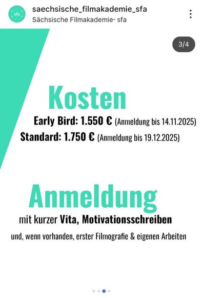 Ein Instagram-Beitrag, der die dritte Folie in einem Karussell darstellt. Der Hintergrund ist weiß und wird diagonal von einem großen helltürkisen Block durchzogen, der von oben rechts nach unten links läuft. Oben steht in großer, türkiser Schrift "Kosten". Darunter sind die Kursgebühren in schwarzer, fetter Schrift aufgeführt: "Early Bird: 1.550 € (Anmeldung bis 14.11.2025)" und "Standard: 1.750 € (Anmeldung bis 19.12.2025)". Unten steht in großer, türkiser Schrift "Anmeldung", und darunter in kleinerer schwarzer Schrift "mit kurzer Vita, Motivationsschreiben und, wenn vorhanden, erster Filmografie & eigenen Arbeiten". Oben links ist das Profilbild und der Name der "Sächsische Filmakademie-sfa" zu sehen.