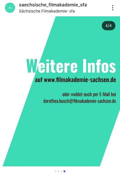 Ein Instagram-Beitrag, der die letzte Folie in einem Karussell darstellt. Der Hintergrund ist weiß und wird diagonal von einem großen helltürkisen Block durchzogen, der von oben rechts nach unten links läuft. Oben steht in großer, weißer Schrift "Weitere Infos". Darunter in schwarzer Schrift: "auf www.filmakademie-sachsen.de" (hervorgehoben als Link). Darunter steht "oder meldet euch per E-Mail bei dorothea.busch@filmakademie-sachsen.de" in schwarzer Schrift. Der E-Mail-Text ist von einer weißen Linie umrandet. Oben links ist das Profilbild und der Name der "Sächsische Filmakademie-sfa" zu sehen.