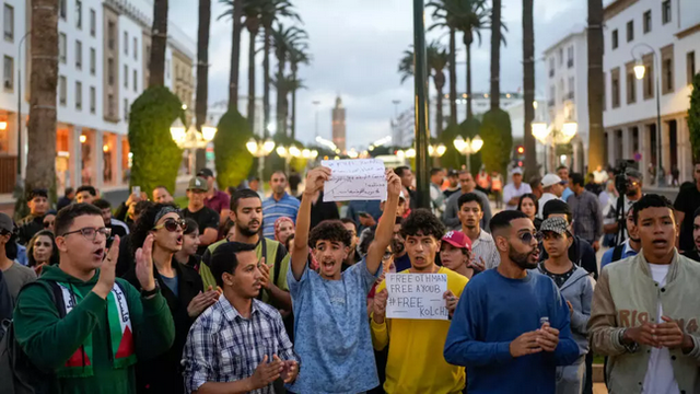 Des personnes participent à une manifestation contre la corruption, organisée par des jeunes, pour réclamer une réforme des soins de santé et de l'éducation, à Rabat, au Maroc, le 4 octobre 2025.