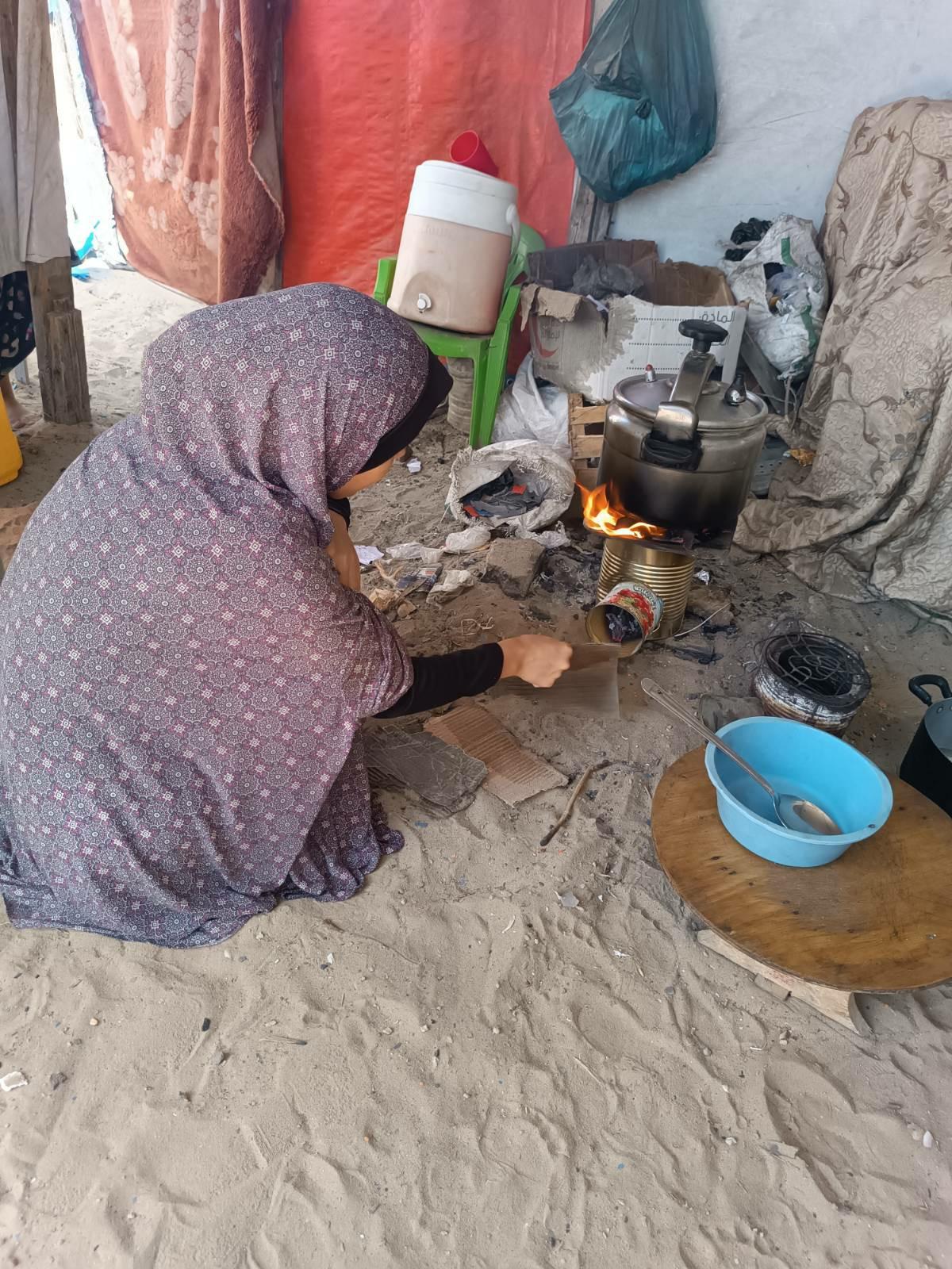 A mother struggling for her children makes food on the fire🥺