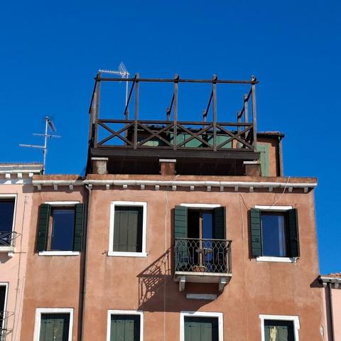 Buongiorno. Lorena La Spada hat ihre Dachterrasse renovieren lassen. Und jetzt will Lucia das auch machen. Ich rechne fest mit einem Weihnachtsessen draußen im Wintermantel. Saluti, Mafalda Cinquetti aus #Venedig