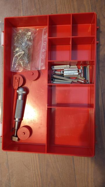 Sortierbox mit Steckern und unbekanntem Werkzeug