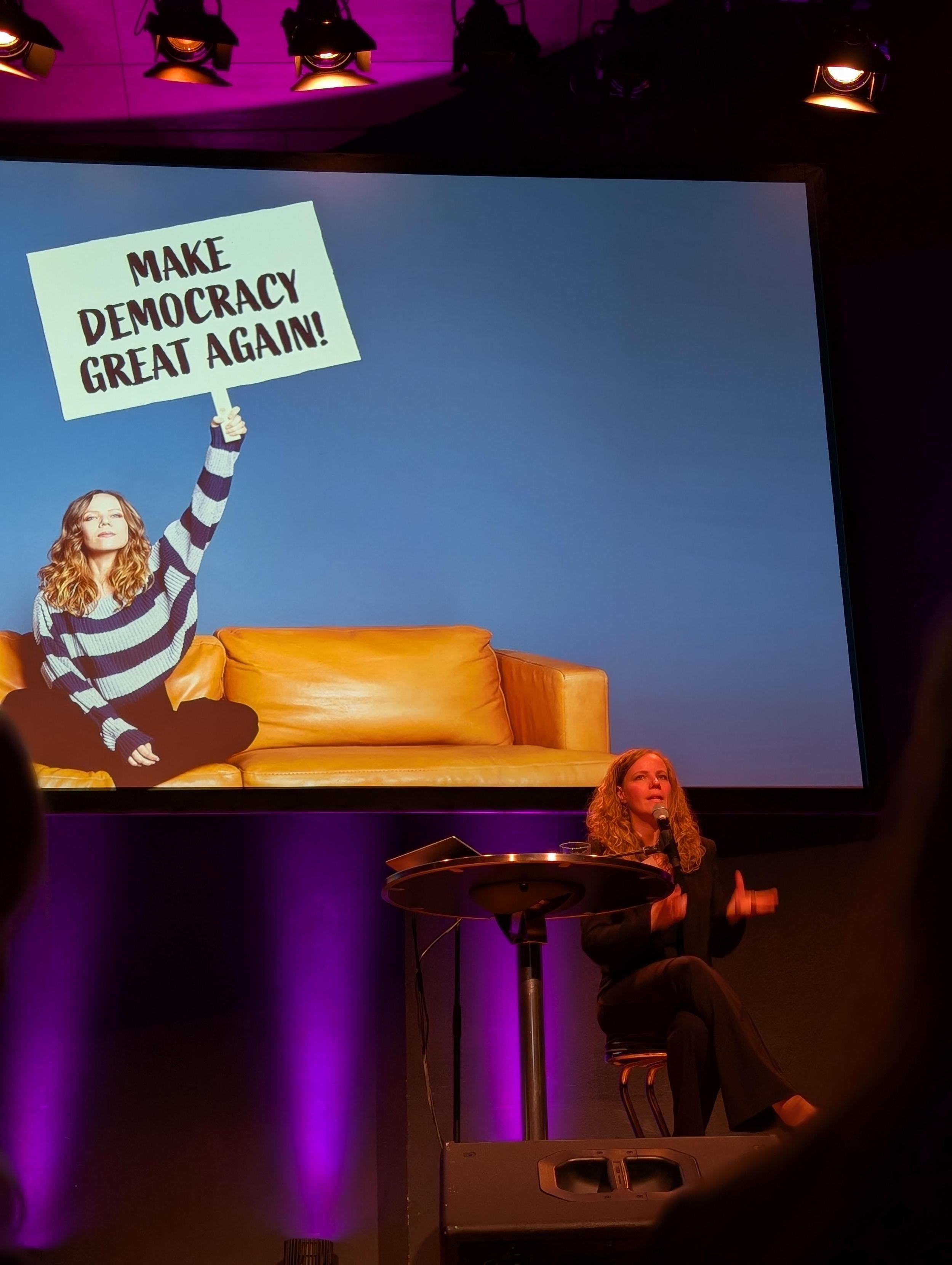 Sarah Bosetti auf der Bühne.