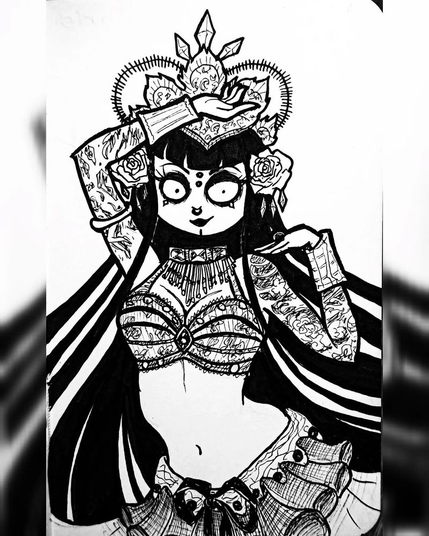 ilustración en tinta y papel de una mujer con pelo largo negro y flequillo, con sujetador y falda de danza raqs sharqi / tribal fusion vintage, brazaletes y una corona con cristales y flores. Tiene un piercing en el entrecejo y en la nariz, y los brazos llenos de tatuajes.
