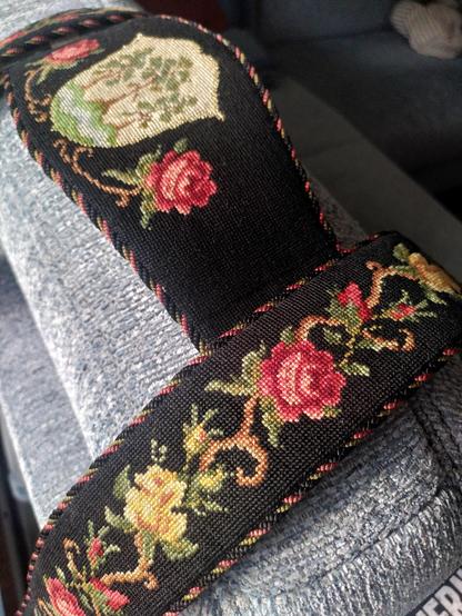 Ein paar Hosenträger für eine bayerische Tracht, die mein Schwiegervater selber bestickt hat.