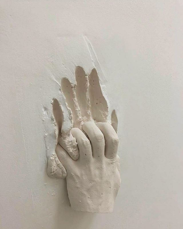 Ein Close-Up einer Hand, die eine andere Hand hält. Die Hände sind mit einer grauen Substanz bedeckt, die sie an eine Art Schlamm oder Ton erinnert. Die Hände sind im rechten Winkel ineinander verschlungen, und ihre Finger sind leicht geöffnet. Beide Hände sind an einer Wand befestigt. Die Wand selbst ist weiß und hat eine raue, unebene Textur.
Bereitgestellt von @altbot, privat und lokal generiert mit Gemma3:12b