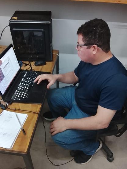 Uma pessoa sozinha instalando LInux em um computador