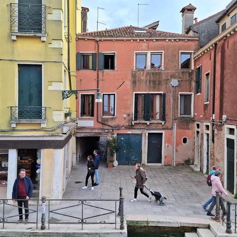 Buongiorno. Ich habe beim Händler in der Via Garibaldi einen ganzen Gemüsekorb aus Sant'Erasmo bekommen. Und bringe jetzt gleich Pietro und Angelo etwas davon mit. Die essen doch sonst nur Pizza. Saluti, Mafalda Cinquetti aus #Venedig