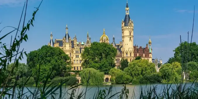 🏰 Entdecke die zauberhaften Schlösser in Mecklenburg-Vorpommern! 🌳✨