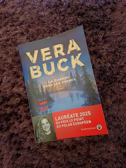 La Cabane dans les arbres – Vera Buck- Gallmeister – Août 2025 – Traduit de l’allemand par Brice Germain – Illustration de couverture réalisée par Yukiko Noritake
Sur la couverture, on voit une cabane rouge dans la forêt et au bord d'un lac.