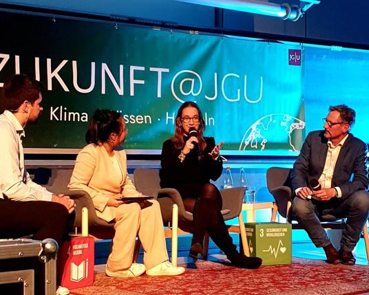 Lea Dohm und Eckart von Hirschhausen bei ihrem Eröffnungsvortrag Voices for Climate der JGU