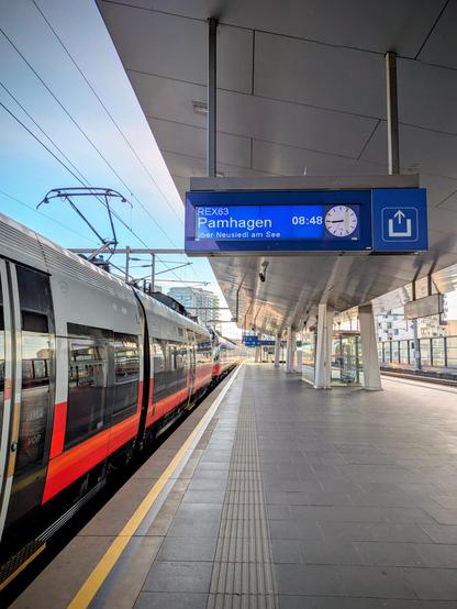 Rad-Express mit der Abfahrt um 08:48 in Wien Hbf, eine Doppelgarnitur 4024 steht bereit.