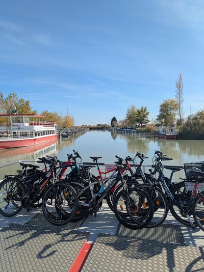 Radfähre kurz nach der Abfahrt in Illmitz.