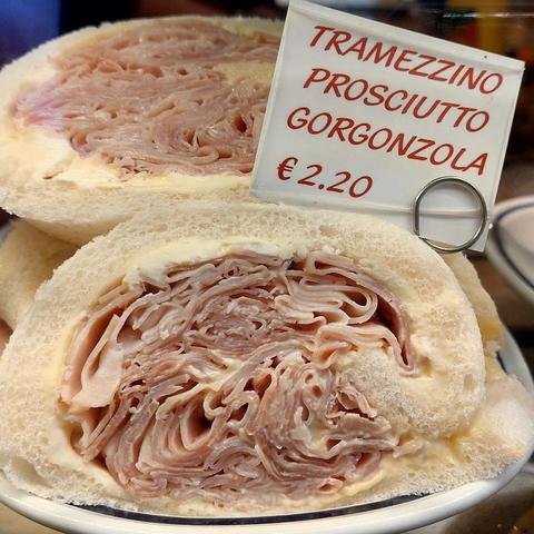 Buongiorno. Heute früh musste es bei mir sehr schnell gehen. Aber als ich später bei Clodia vorbeiging, habe ich zugeschlagen. Ich bin natürlich nur ganz zufällig da lang gegangen. Saluti, Mafalda Cinquetti aus #Venedig