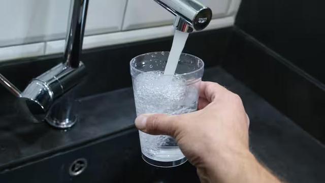 Un verre d'eau du robinet. Du gaz cancérigène dans l'eau du robinet de certains Sarthois ? Deux associations lancent un recours contre l'État.