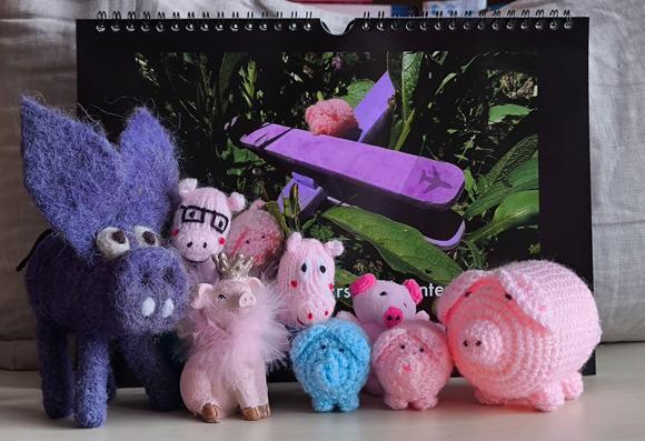 Gehäkelte, gefilzte und sonstige Schweinchen stehen vorm haekelschwein-Kalender.