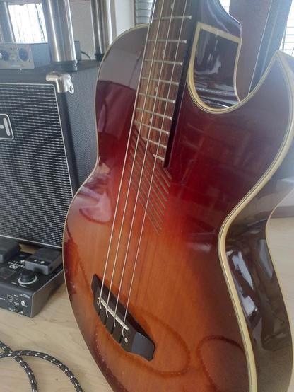 Der Korpus eines Waschburn AB-20, eine akkustisch-elektrische Bass-Gitarre 