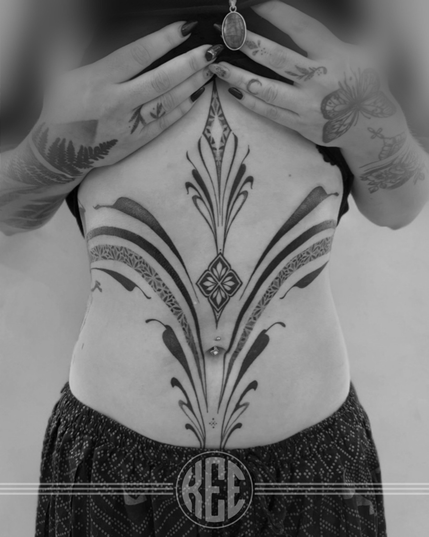 Auf dem Foto ist eine Black and Grey Tätowierung auf einem Frauenkörper von KEEtattoos aus Geldern