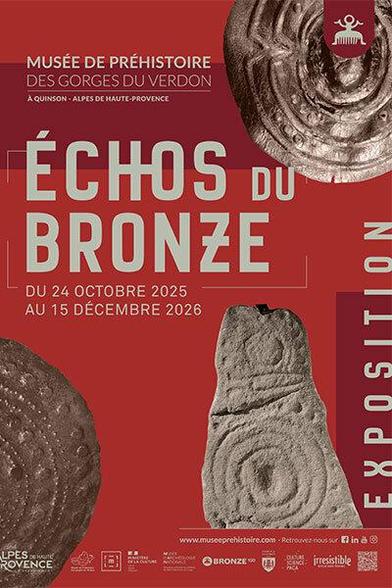 Exposition Echos du bronze - Phaleres et steles sur fond rouge