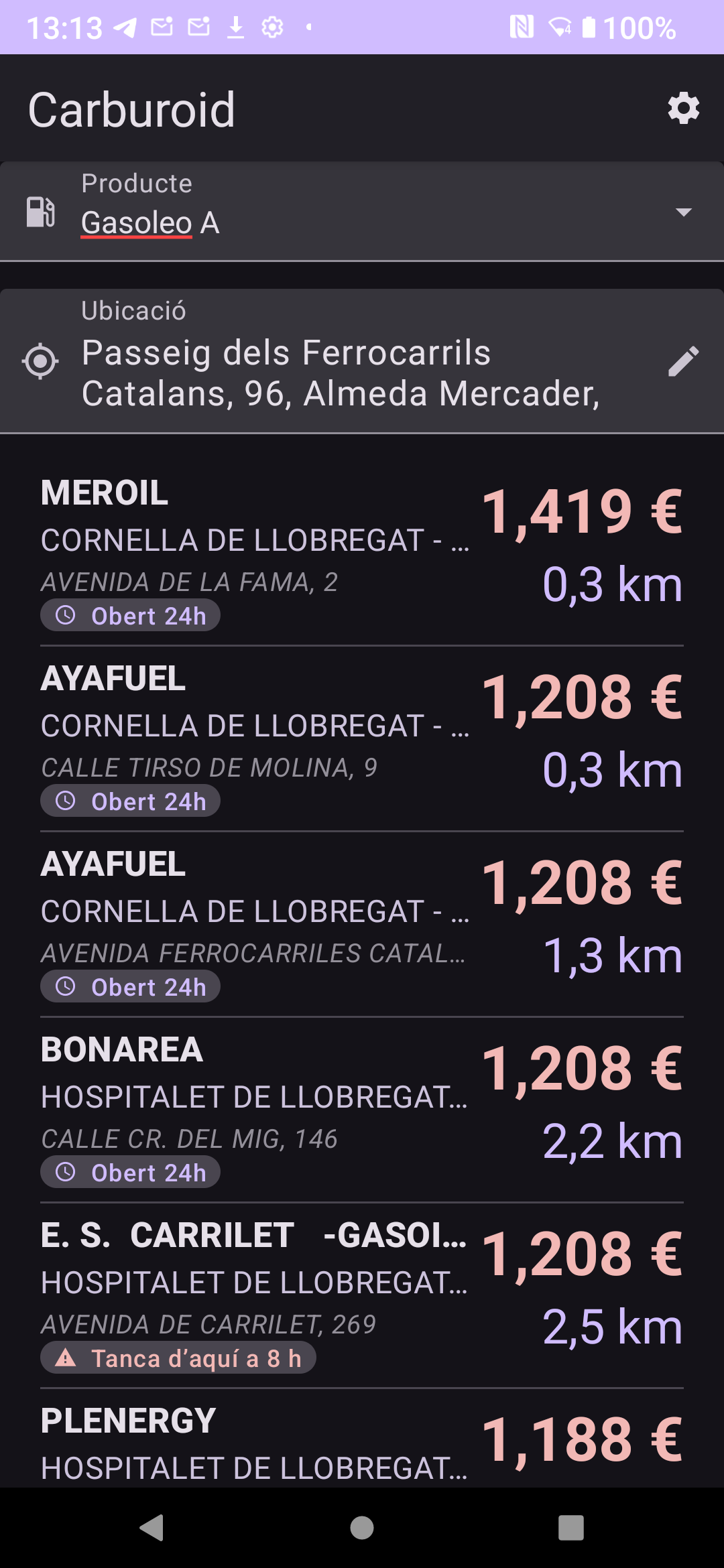 Pantalla principal de l'aplicacio Carburoid mostrant un llistat de benzineres ordenades de més properes i més cares a més barates i llunyanes, ignorant les que són més cares que d'altres més properes. A dalt hi ha controls per cambiar el producte (seleccionat Gasoil) i la ubicació de referencia. La interfície està en català.