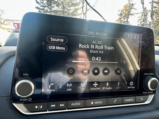 Autoradio, zeigt URS-MUSIK als Quelle. Aktuell läuft AC/DC Rock’n’Roll Train aus dem Album Black Ice 