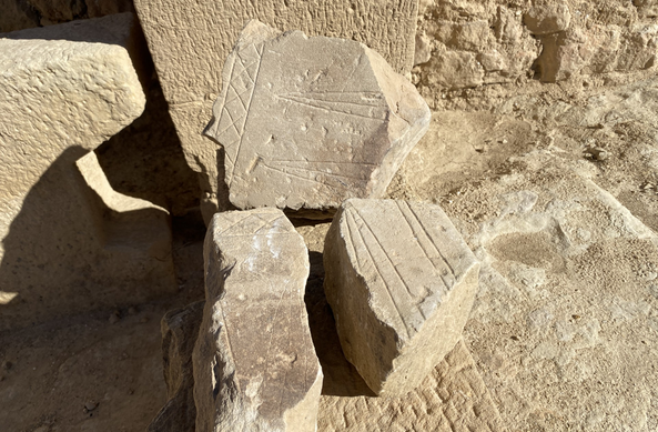 📽️ Troballa excepcional a Batea: descobreixen una estela ibera entre les pedres d'un castell templer