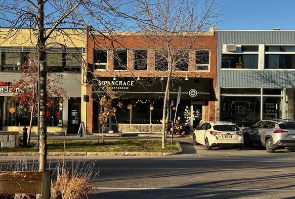 Die Brasserie St-Pancrace auf der anderen Strassenseite. Rote Backsteine und grosse Fenster.
