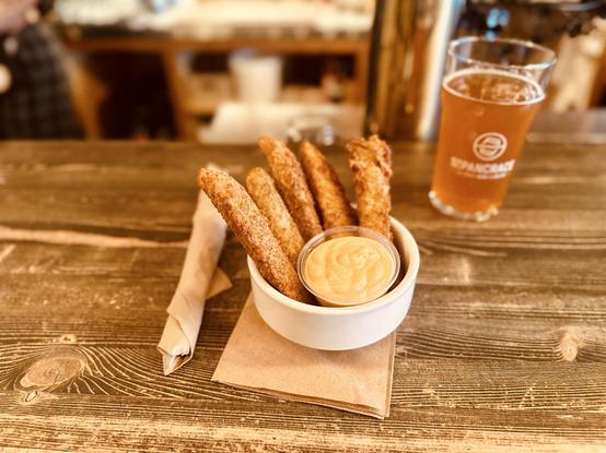 Fünf Schnitze Essiggurken, im Teig frittiert. Dazu ein Schälchen Majonaise