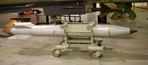 B61 Thermonukleare Bombe. Die B61-Atombombe ist für den Transport durch Flugzeuge mit Überschallgeschwindigkeit ausgelegt und seit dem Ende des Kalten Krieges die wichtigste thermonukleare Waffe im US-Bestand. Die Waffe wurde ab 1961 vom Los Alamos National Laboratory in New Mexico entworfen und gebaut und in mehreren Versionen hergestellt.
Autor/Urheber: unbekannt, http://www.hill.af.mil/shared/media/photodb/photos/601010-F-0000H-002.jpg
Lizenz: Public domain