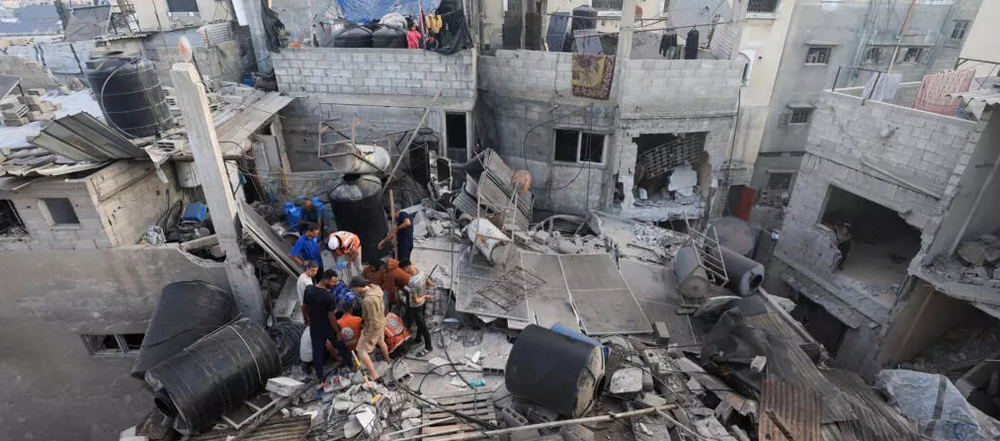 Des Palestiniens s'efforcent de récupérer le corps d'un Gazaoui sous les décombres d'une maison touchée par une frappe israélienne nocturne, à Gaza, le 29 octobre 2025.