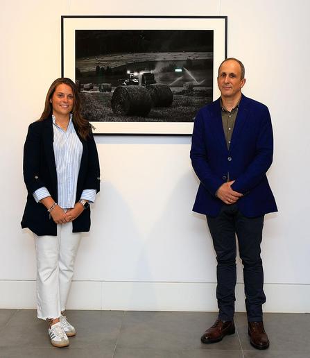 Teniente acalde y edil de cultura "Almudena Gómez Jiménez" con el Creatiz y artista "José Antonio Fontal Álvarez" con la obra plástica "Enfardar"