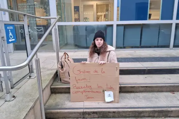 Une jeune femme reçue au Concours de Recrutement de Professeurs des Écoles (CRPE) 2025, demande à pouvoir exercer son métier.