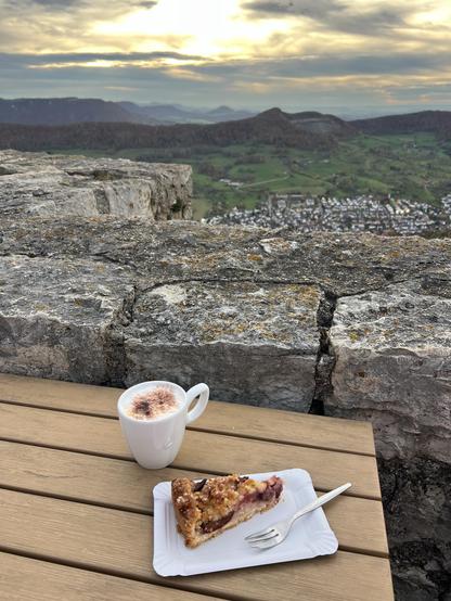 Blick von der Brüstung einer Burg auf den die Schwäbische Alb und ihr Vorland (Von Burgruine Hohenneuffen Richtung Achalm fotografiert)
