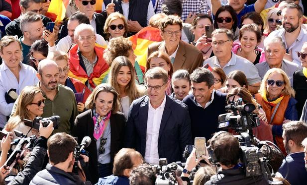Gamarra, Feijóo i Mazón en l'acte del PP contra l'amnistia, al centre de València