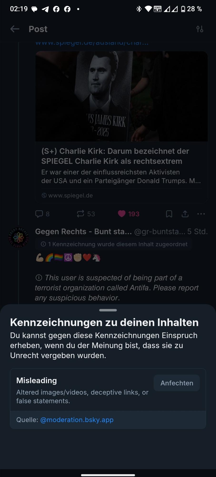 Der Screenshot zeigt einen Beitrag auf der Plattform **Bluesky**, in dem ein Post mit einem Artikel-Link (vom Spiegel) und einem Kommentar eines Accounts mit dem Namen *Gegen Rechts – Bunt statt Braun* zu sehen ist.
Unter dem Post befindet sich eine Warnmeldung der Plattform mit dem Titel:
**„Kennzeichnungen zu deinen Inhalten“**
Der Hinweistext darunter lautet:
> „Du kannst gegen diese Kennzeichnungen Einspruch erheben, wenn du der Meinung bist, dass sie zu Unrecht vergeben wurden.“
Darunter ist eine Markierung mit der Begründung:
**„Misleading“**
> „Altered images/videos, deceptive links, or false statements.“
> Quelle: **@moderation.bsky.app**
Das bedeutet: Der Beitrag oder ein darin enthaltener Link wurde von der Plattform als **irreführend** eingestuft (z. B. wegen veränderter Bilder, täuschender Links oder falscher Behauptungen). Der Nutzer hat jedoch die Möglichkeit, diese Einstufung anzufechten.
