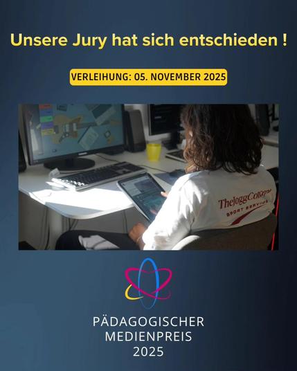 Foto-Impressionen von Jurymitgliedern, die auf Tablets und an Rechnern die eingereichten Titel testen