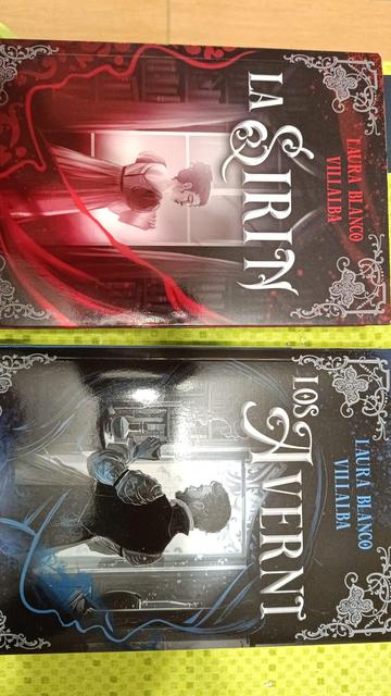 Las dos cubiertas de las novelas, «La Sirin», que ya tenía, y la recién llegada «Los Averni» su continuación. La cubierta de la nueva, la describo en la siguiente imagen. «La Sirin» tiene, aparte del título, en tipografía muy decimonónica, y el nombre de la autora, una ilustración en tonos granate de una muchacha del s XIX frente a una ventana en lo que parece una antigua biblioteca.