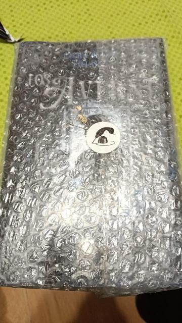 El paquete ha llegado. Apenas se distingue la cubierta tras el plástico de burbujas. Está sellada con el logo de Laura Blanco Villalba, que es un tinetero con una pluma de ave que parece dibujar alrededor de él. Bajo la pegatina hay unas pequeñas flores secas reales, todo un detalle para el envío.