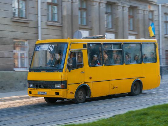 Ein vollbesetzter gelber Kleinbus