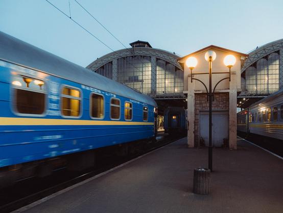 Ein ukrainischer Eisenbahnwagen fährt in eine Bahnhofshalle